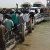 Des réfugiés traversent le fleuve Sénégal sur un ferry affrété par le HCR.