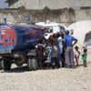 Un camion citerne distribue de l'eau dans un camp de déplacés en Haïti.