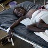 En Haïti, une fillette reçoit des fluides par voie intraveineuse pour traiter une forte déshydratation liée au choléra.