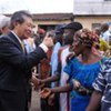 Le Représentant spécial de l'ONU Young Jin visitant un bureau de vote le 31 octobre en Côte d'Ivoire.