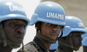 Des Casques bleus de de l’Opération hybride Union africaine-Nations Unies au Darfour (MINUAD).