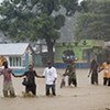 Des Haïtiens au milieu de zones inondées après le passage de l'ouragan Tomas.