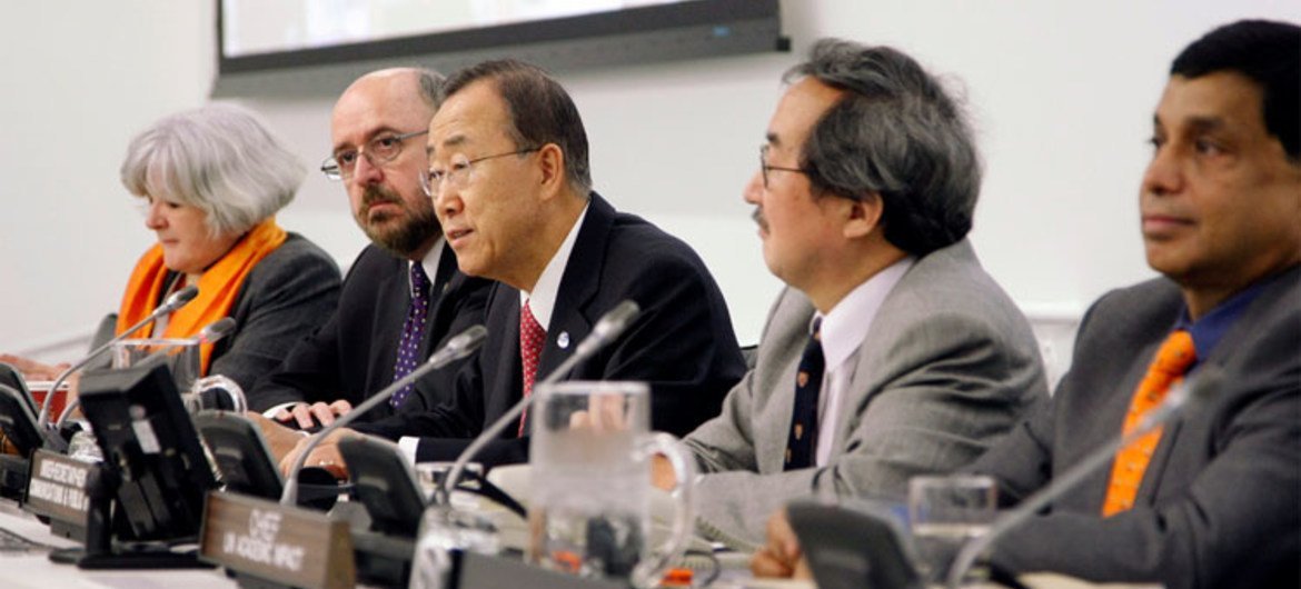 Le Secrétaire général Ban Ki-moon (au centre) lors du lancement de l'Impact académique à New York il y a quelques mois.
