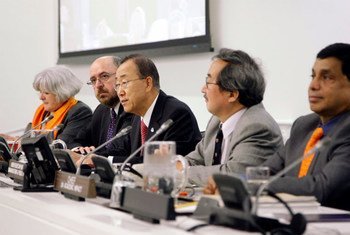 Le Secrétaire général Ban Ki-moon (au centre) lors du lancement de l'Impact académique à New York il y a quelques mois.