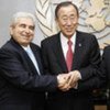 Secretary-General Ban Ki-moon (centre) meets with Dimitris Christofias (left) and Dervis Eroglu (file photo)