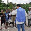 Un employé de l'OMS explique des mesures de prévention contre le choléra en Haïti.