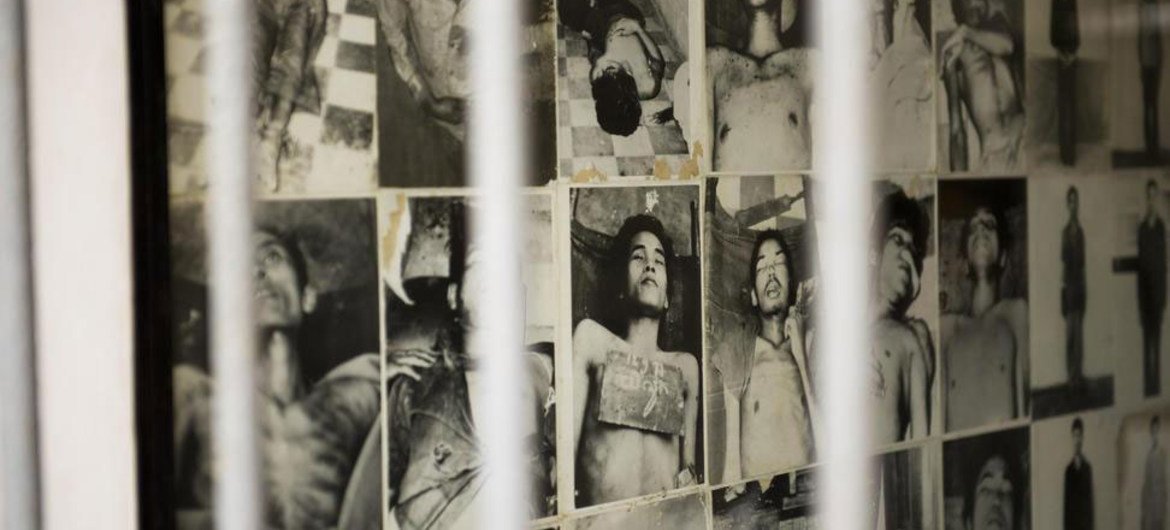 Una pared con fotos en una celda de una prisión en el Museo del Genocidio de Phnom Penh, en Camboya.