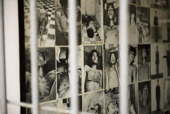 柬埔寨金边种族灭绝博物馆的一堵图片墙。