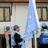 Le drapeau de l'ONU est descendu lors d'une cérémonie de départ de la Mission de l'ONU au Népal.