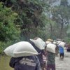 Des victimes d'inondations au Sri Lanka transportent des rations alimentaires distribuées par le PAM.