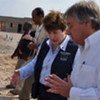 Le chef du HCR Antonio Guterres avec la Commissaire européenne Kristalina Georgieva visient un camp au Yémen.