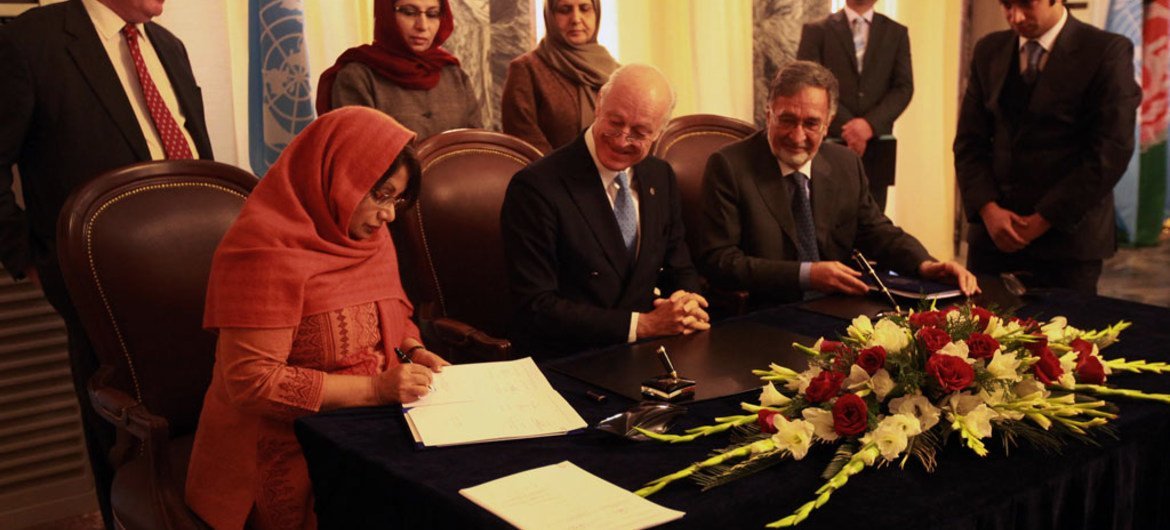 Special Representative of the Secretary-General for Children and Armed Conflict, Radhika Coomaraswamy, signs agreement in Kabul on 30 January 2011.