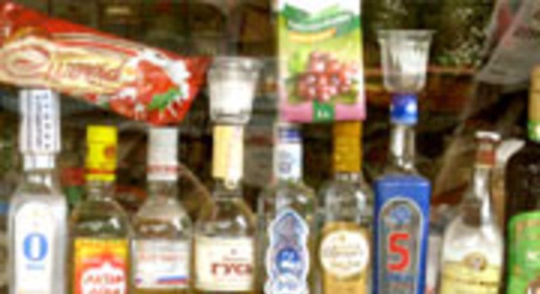 La disponibilidad y la falta de regulaciones para su comercialización propician el consunmo nocivo de alcohol en América. Foto de archivo