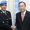 Le Secrétaire général de l’ONU, Ban Ki-moon, et le Chef de la Police de l’ONUCI, Jean-Marie Bourry.