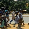 Des civils fuient le quartier d'Abobo, à Abidjan, en Côte d'Ivoire.