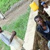 Des jeunes garçons à un point d'eau en République démocratique du Congo.