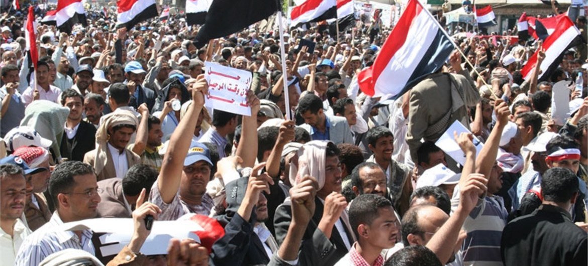 Des Yéménites manifestant contre le gouvernement à Sana'a.
