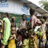 Des réfugiés qui ont fui l'instabilité en Côte d'Ivoire attendent d'être enregistrés dans un camp au Libéria.