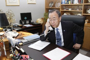 Secretary-General Ban Ki-moon speaks on the telephone [file photo].