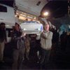 L'Envoyé spécial de l'ONU Staffan de Mistura porte le cercueil d'un collègue tué dans l'attaque contre l'ONU à Mazar-i-Sharif.