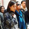 Des employés de la Mission de l'ONU en Afghanistan rendent hommage à leurs collègues tués dans l'attaque de Mazar-i-Sharif le 1er avril.