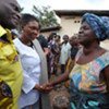 Valérie Amos (au centre) rencontre des Ivoiriens déplacés par les récentes violences à Duékoué.