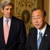 Le Secrétaire général Ban Ki-moon avec le sénateur américain John Kerry (à gauche) à Washington.