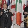 Le Secrétaire général montre le maillot qui lui a été offert pour la Coupe du monde de rugby 2011.