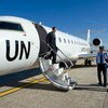 Le Secrétaire général Ban Ki-moon descendant d'un avion de l'ONU.
