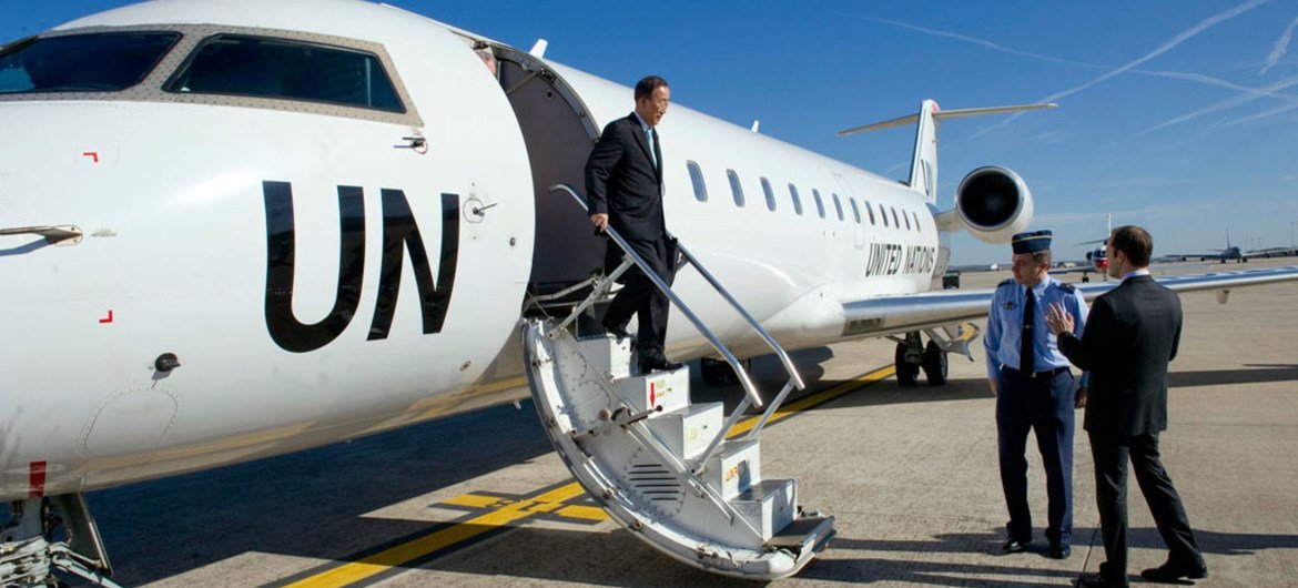Le Secrétaire général Ban Ki-moon descendant d'un avion de l'ONU.