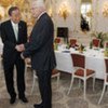 Le Secrétaire général Ban Ki-moon (à gauche) avec le Président tchèque Vaclav Klaus à Prague.