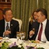 Le Secrétaire général Ban Ki-moon (à gauche) lors d'un déjeuner de travail à Kiev avec le Président ukrainien Viktor Yanoukovitch.