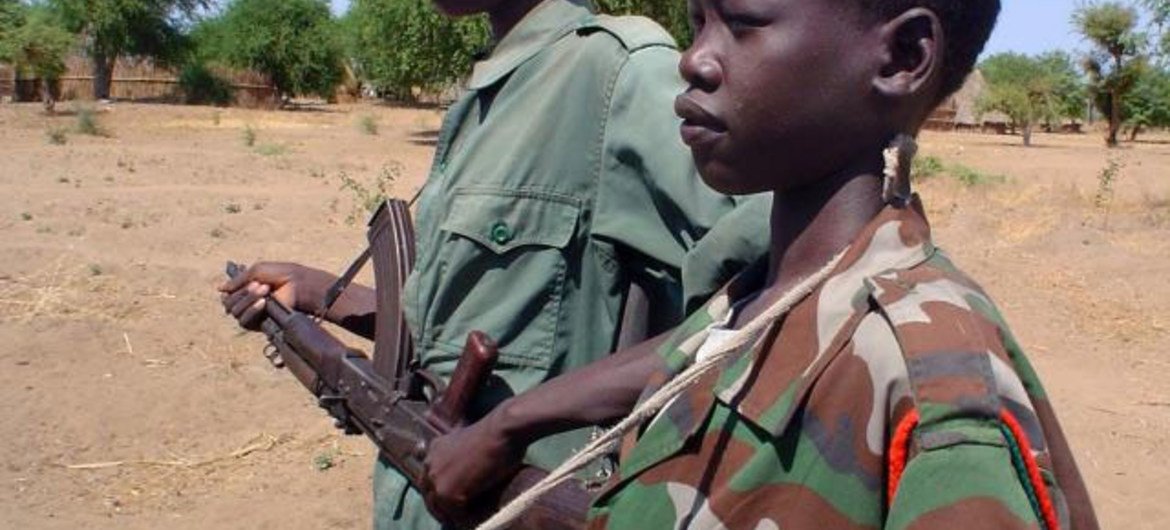 Niños soldados en un campo militar en Nyal, Sudán, en abril de 2005. Foto de archivo: © Gabriel Galwak/IRIN