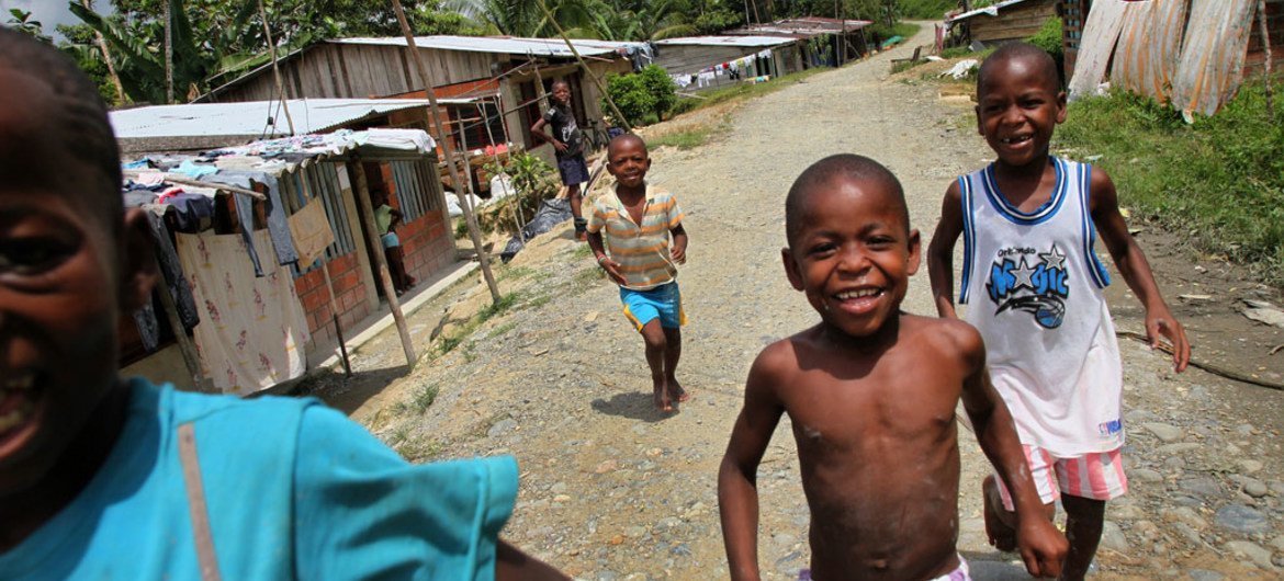 Des enfants afro-colombiens déplacés ont trouvé refuge près de la ville de Buenaventura.