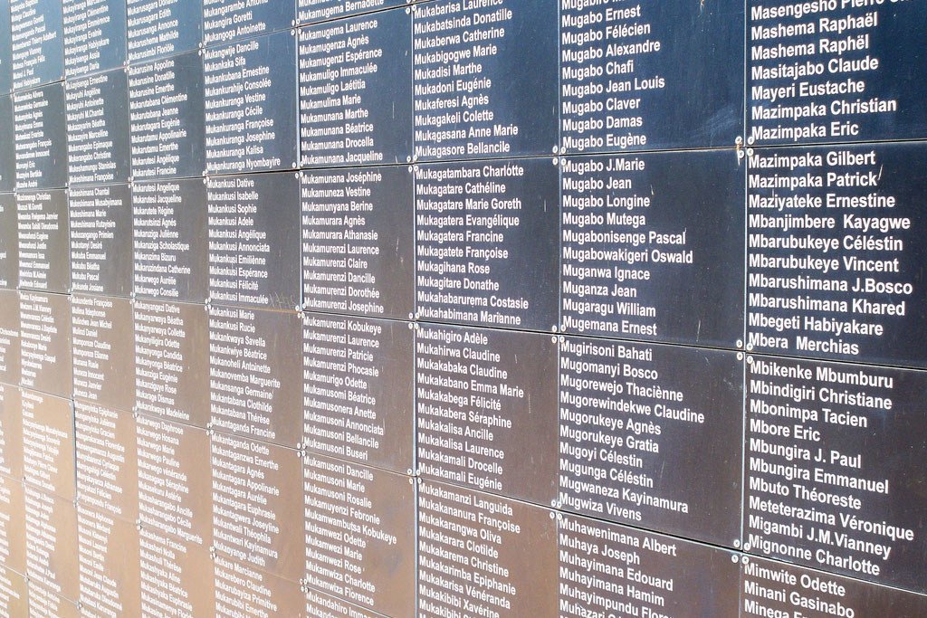 Le mur portant des noms de victimes du génocide au Rwanda au mémorial de Kigali