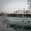 من الأرشيف - سفينة تابعة للشرطة الإيطالية تحمل مهاجرين تم انقاذهم