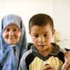 Une mère et son fils à un centre de santé palestinien.