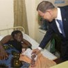 Le Secrétaire général Ban Ki-moon visite l'hôpital Maitama à Abuja, au Nigéria.