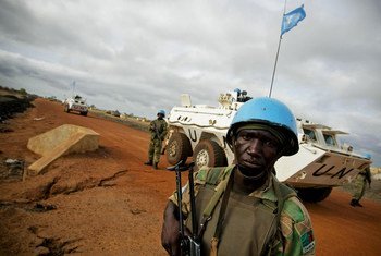 Des casques bleus de l'ONU patrouillent dans les rues d'Abyei.