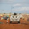 قوات حفظ السلام التابعة للأمم المتحدة تقوم بدوريات في أحد شوارع مدينة أبيي.