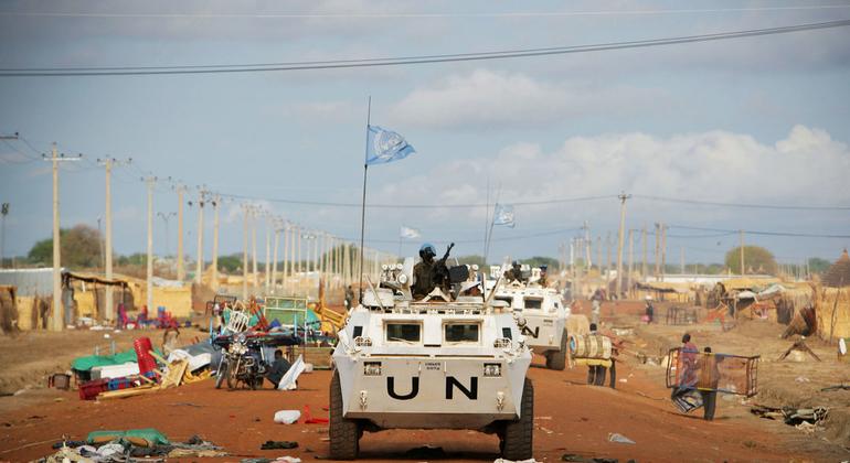 قوات حفظ السلام التابعة للأمم المتحدة تقوم بدوريات في أحد شوارع مدينة أبيي.