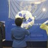 La Vice Secrétaire générale de l'ONU, Asha-Rose Migiro, (au centre) dépose une couronne en hommage aux Casques bleus décédés.
