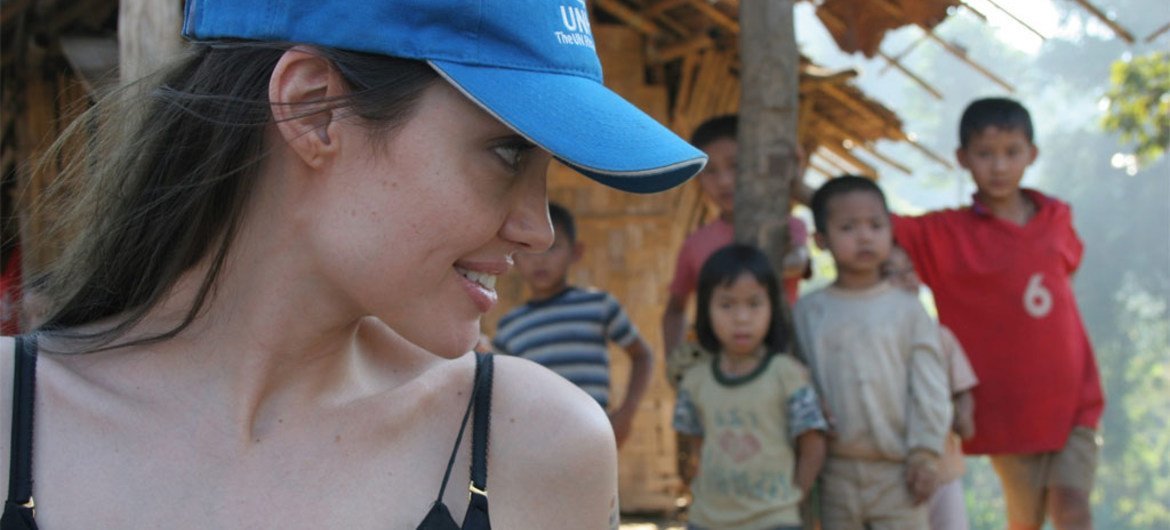 UNHCR Goodwill Ambassador Angelina Jolie shares a laugh with Karenni refugee children in Ban Mai Nai Soi camp in northern Thailand during a one-day visit (February 2009).