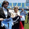 La Directrice générale de l'UNESCO, Irina Bokova (seconde à partir de la gauche) avec le Vice Président du club de football de Malaga, Addullah Ghubn.