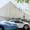 Des voitures électriques devant le siège de l'ONU alors que l'Assemblée générale discute de l'économie verte.