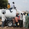 Des habitants du Sud Kordofan à l'extérieur du site de la MINUS à Kadugli.