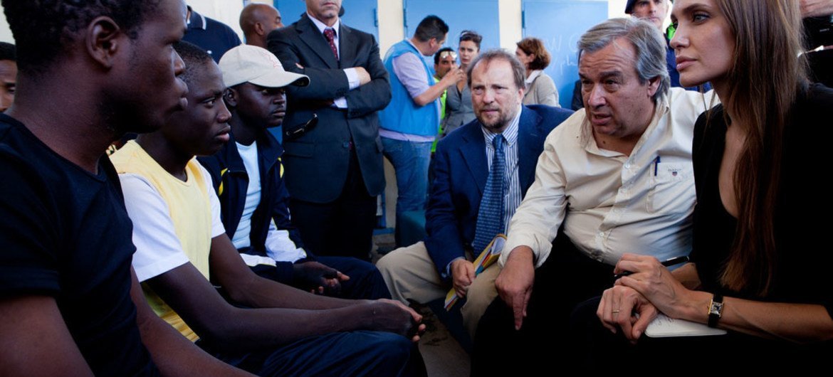 Refugees chief António Guterres and Angelina Jolie (R) talk with asylum-seekers on the Italian island of Lampedusa. UNHCR/J. Tanner
