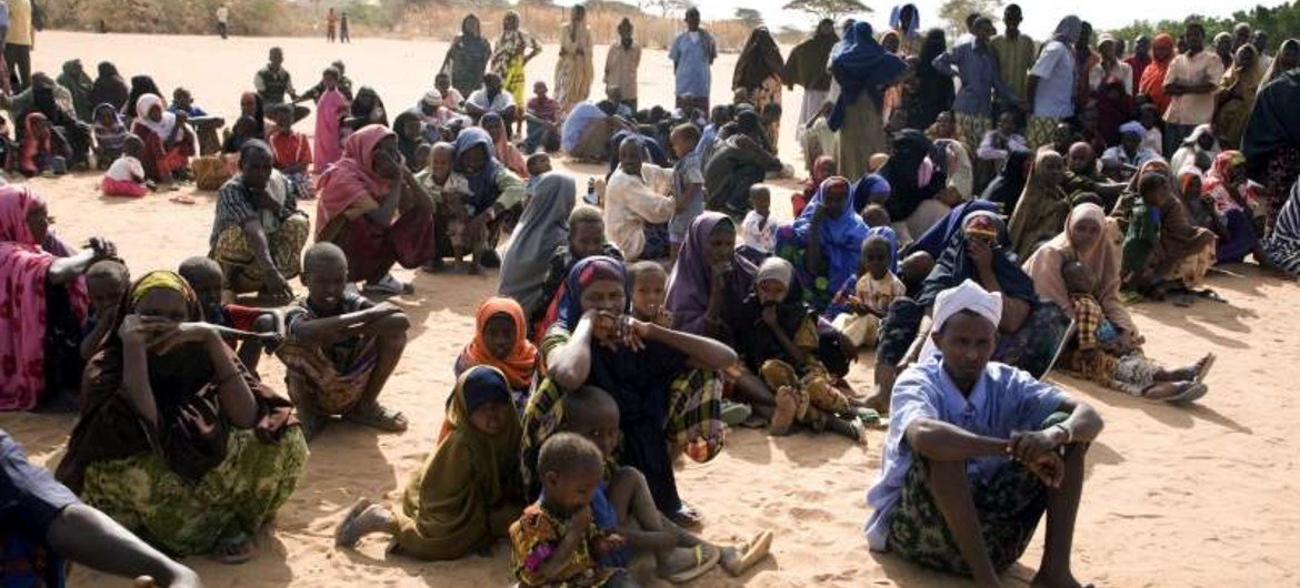 Des Somaliens attendent d'être enregistrés au camp de réfugiés de Dadaab, au Kenya.