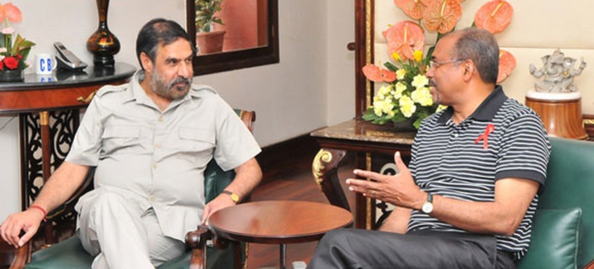 Le Directeur exécutif de l'ONUSIDA, Michel Sidibé (à droite), avec le Ministre indien du commerce, Anand Sharma.