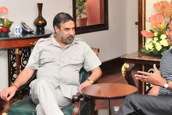 Le Directeur exécutif de l'ONUSIDA, Michel Sidibé (à droite), avec le Ministre indien du commerce, Anand Sharma.